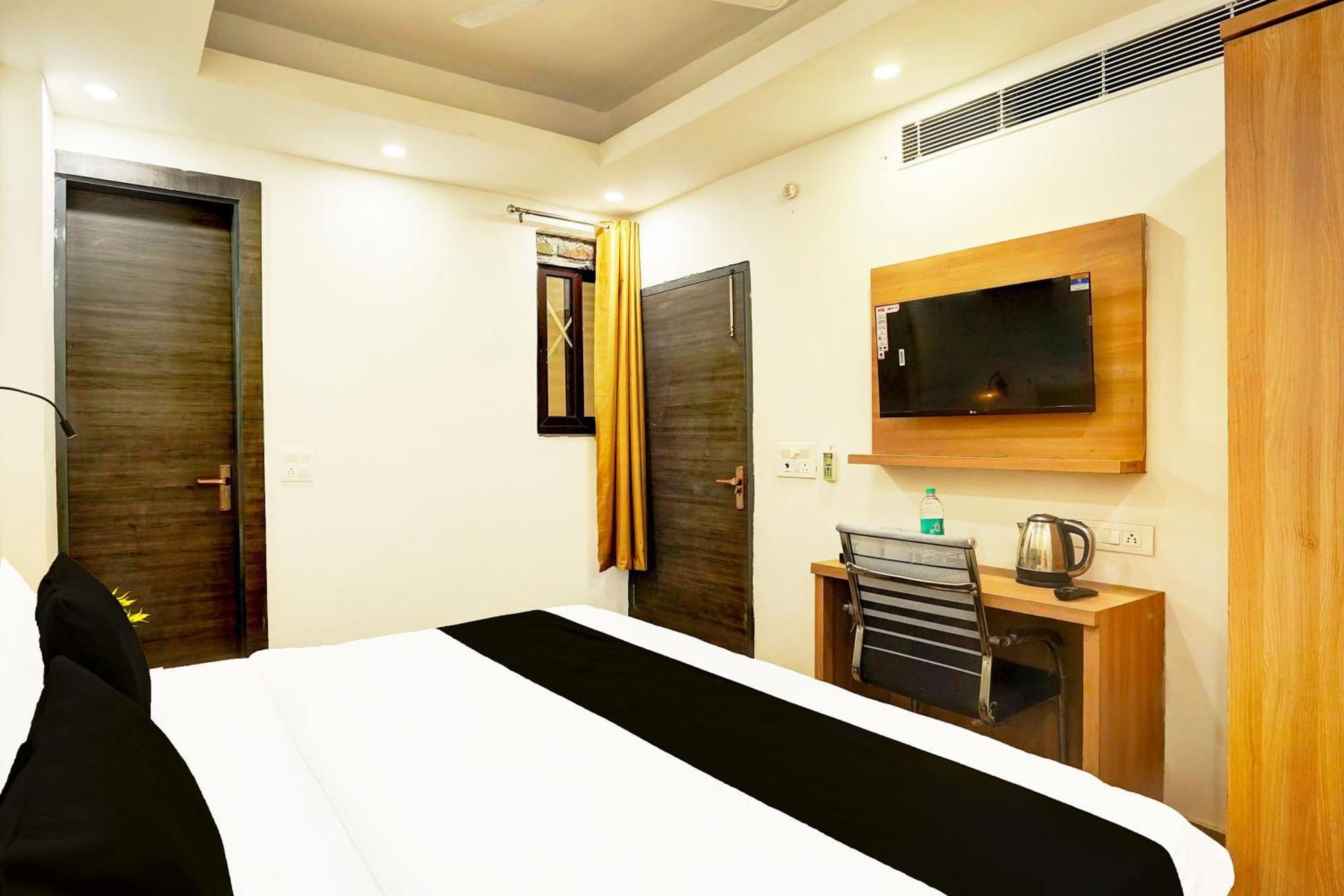 Super Townhouse Sector 104 Noida Hotel Exterior photo