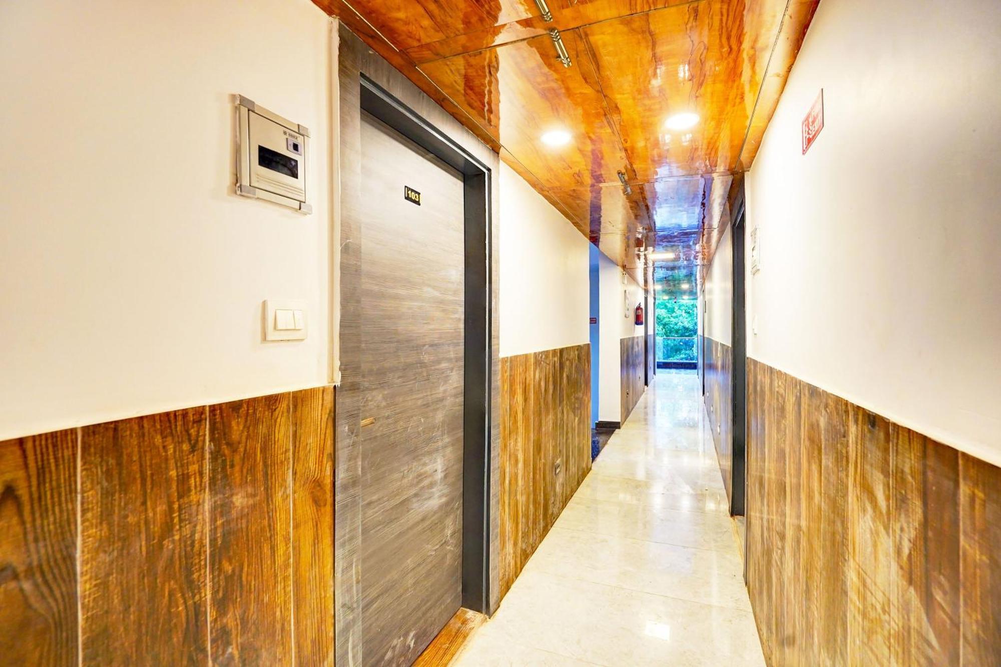 Super Townhouse Sector 104 Noida Hotel Exterior photo