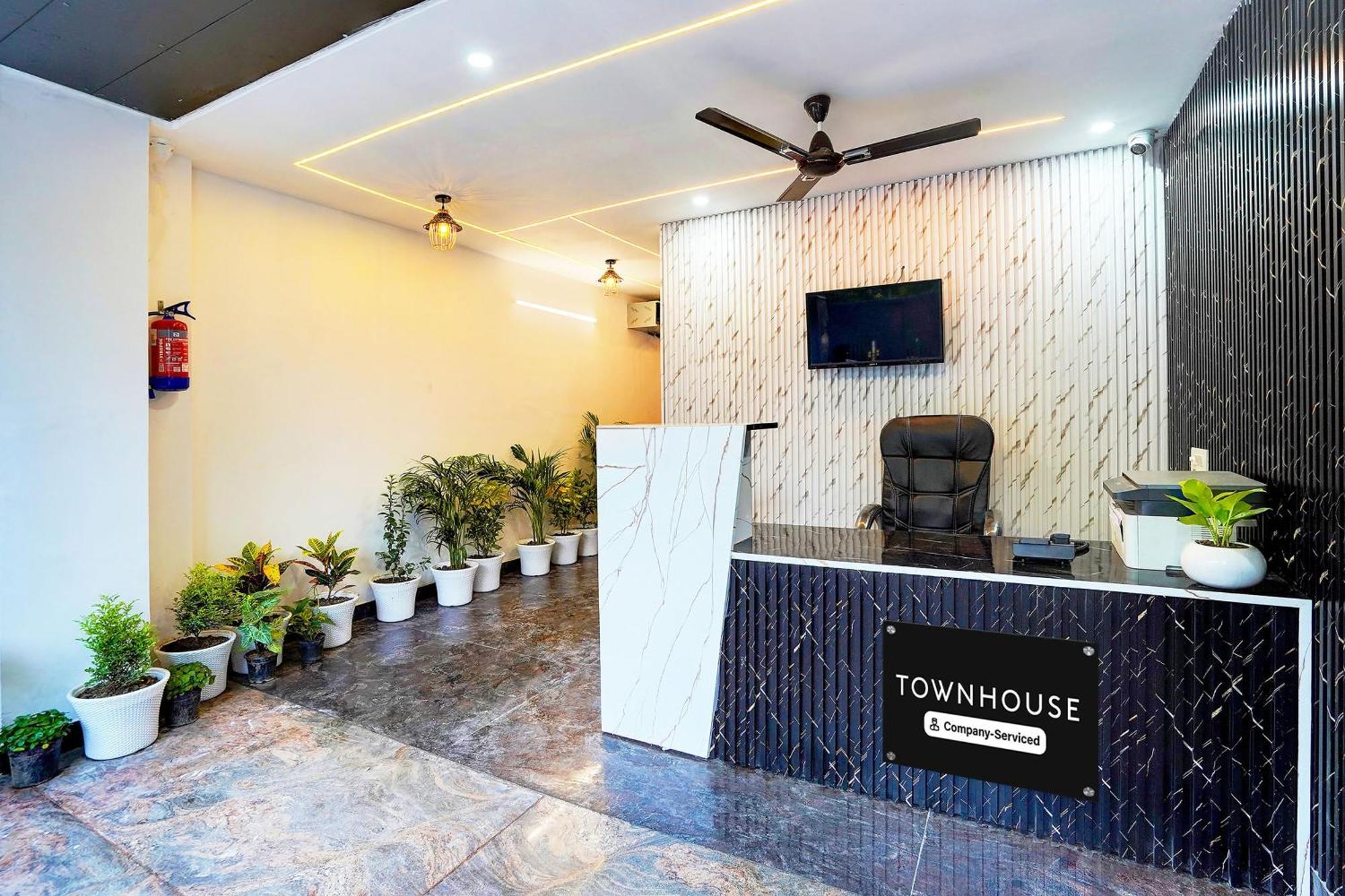 Super Townhouse Sector 104 Noida Hotel Exterior photo