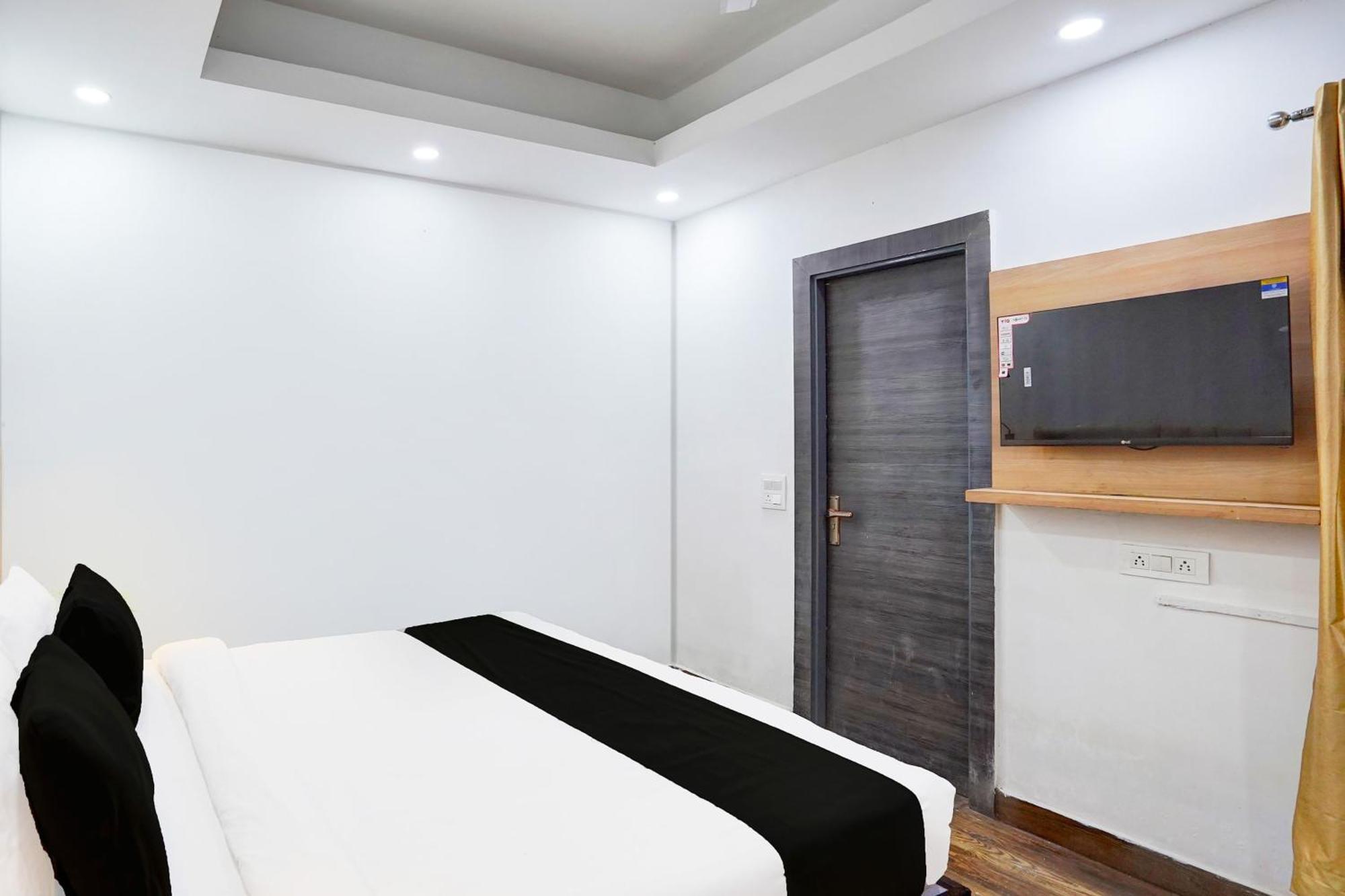 Super Townhouse Sector 104 Noida Hotel Exterior photo