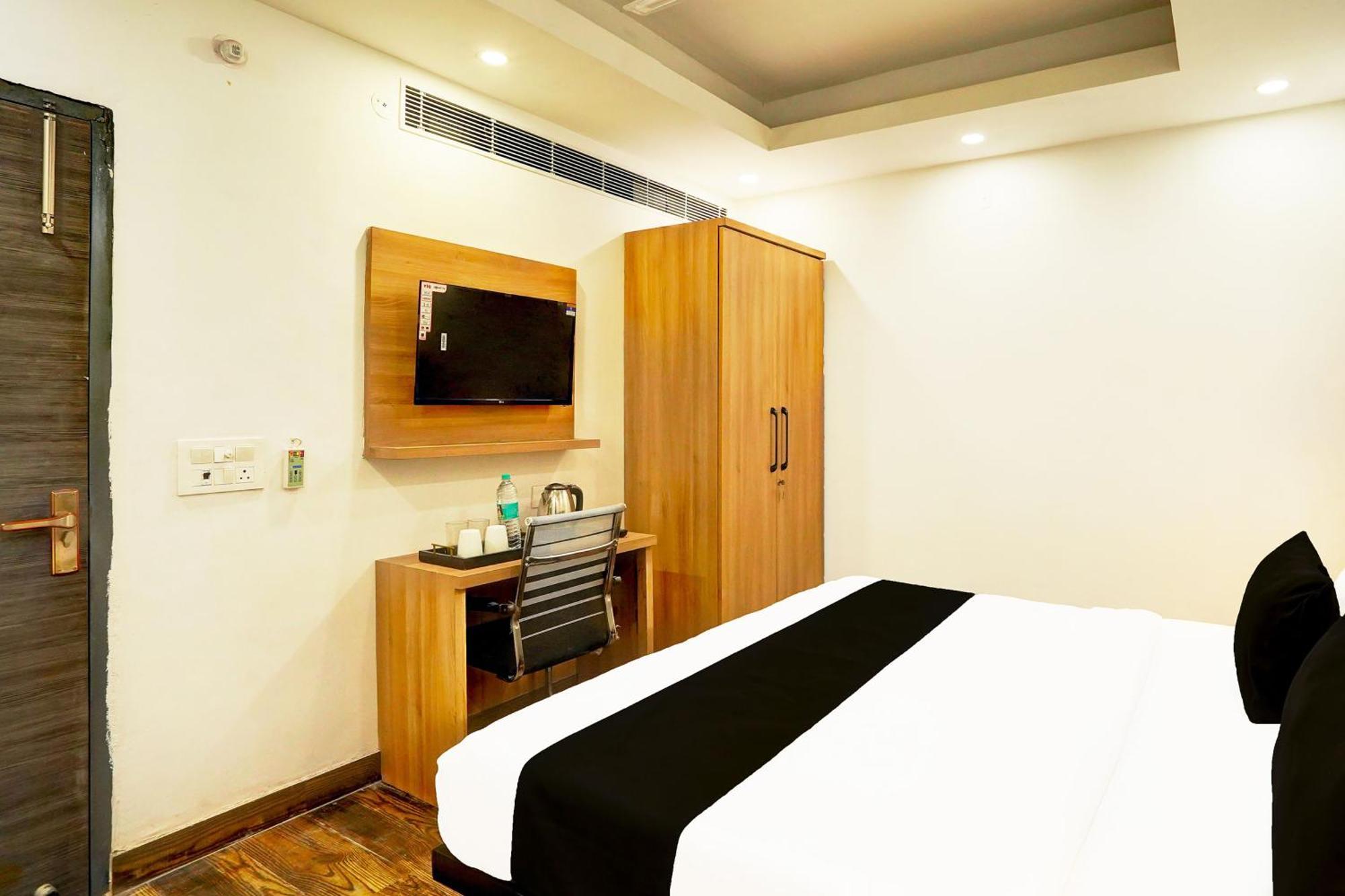 Super Townhouse Sector 104 Noida Hotel Exterior photo